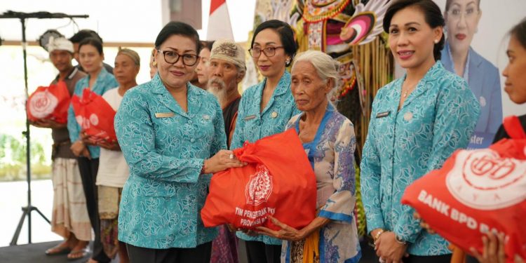 Ketua TP PKK Provinsi Bali, Ny. Putri Koster dalam Acara Pasar Rakyat “Berbelanja dan Berbagi” di Kabupaten Gianyar