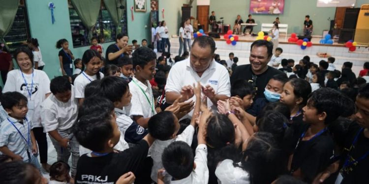 Berbagai kasih Paskah , Bupati Tamba rayakan bersama anak anak panti asuhan