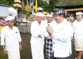Mohon Kerahayuan Jagat Bali, Wagub Cok Ace Ngaturang Bhakti di Pura Luhur Pucak Petali