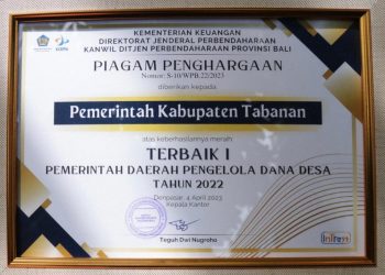 Sekda I Gede Susila Mewakili Penerimaan Piagam Atas Berhasilnya Menjadi Pengelola Dana Desa Terbaik