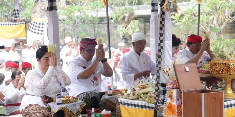 Rawat Kebersihan Pura, Bupati Sanjaya Serahkan Bantuan Mesin Pencacah Sampah