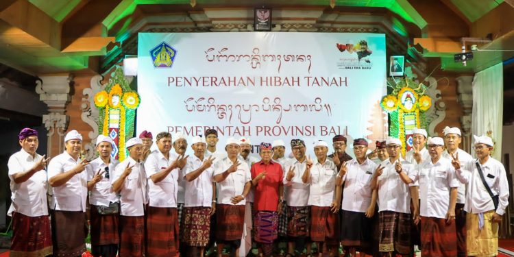 Gubernur Wayan Koster Serahkan Hibah Tanah ke Desa Adat Panjer Seluas 7,5 Are dan Desa Adat Penatih Puri Seluas 16,5 Are