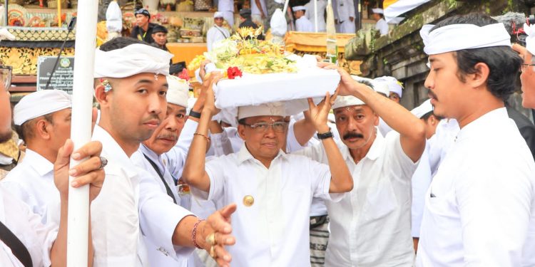 Gubernur Bali Melaksanakan Persembahyangan Puncak Karya Ida Bhatara Turun Kabeh di Pura Agung Besakih