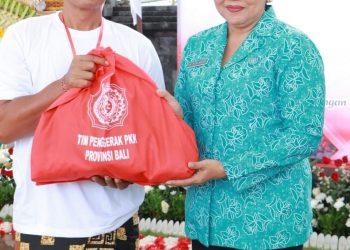 Laksanakan Pasar Rakyat “Berbelanja dan Berbagi”, Ketua TP PKK Bali Ny. Putri Koster Serahkan 400 Paket Kebutuhan Pokok kepada 100 Penerima Manfaat