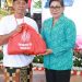 Laksanakan Pasar Rakyat “Berbelanja dan Berbagi”, Ketua TP PKK Bali Ny. Putri Koster Serahkan 400 Paket Kebutuhan Pokok kepada 100 Penerima Manfaat