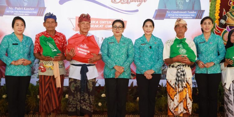 Berbelanja dan Berbagi TP PKK Provinsi Bali Ringan Tapi Bermanfaat, Ny. Putri Koster Bagikan 300 Paket Sembako di Jembrana
