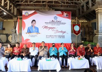 Ketua TP PKK Bali Ny. Putri Suastini Koster Menyapa dan Berbagi di Kabupaten Tabanan