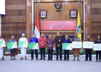 Gubernur Wayan Koster Serahkan 32.273 Kartu BPJS Ketenagakerjaan ke Sulinggih, Pemangku, Rohaniawan Lintas Agama di Provinsi Bali