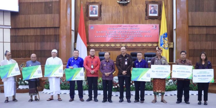 Gubernur Wayan Koster Serahkan 32.273 Kartu BPJS Ketenagakerjaan ke Sulinggih, Pemangku, Rohaniawan Lintas Agama di Provinsi Bali