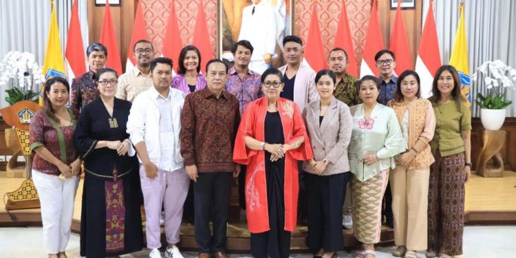 Persiapan Fashion Show GWK bertajuk ‘Adiwarna Wastra Loka, Samuel Wattimena Berikan Pembekalan Kepada Desainer Muda Bali