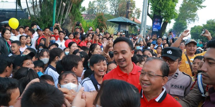 Puluhan Ribu Masyarakat Buleleng Antusias Bersama Gubernur Koster Ikuti Acara Creative Fun Walk Bali Digital Festifal 2023