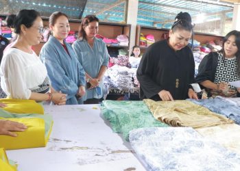 Ketua Dekranasda Ny. Putri Koster Kunjungi Sejumlah IKM di Gianyar Meminta Agar Produk yang Dihasilkan Lebih Dikenal Diluar Bali