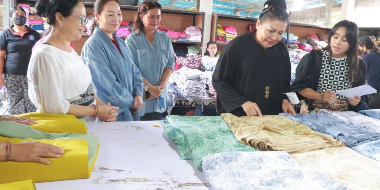 Ketua Dekranasda Ny. Putri Koster Kunjungi Sejumlah IKM di Gianyar Meminta Agar Produk yang Dihasilkan Lebih Dikenal Diluar Bali