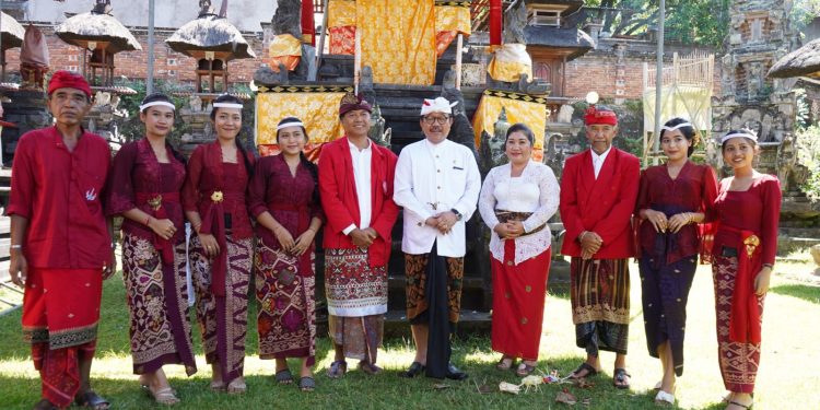 Wagub Cok Ace Hadiri Upacara Ngenteg Linggih lan Padudusan Agung di Pura Pajenengan Pande, Antiga