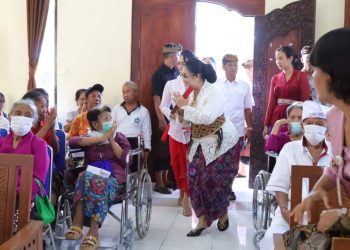 Ketua BKOW Provinsi Bali Ny. Tjok. Putri Hariyani Ardhana Sukawati Hadiri Peringatan Hari Lanjut Usia Nasional ke-27