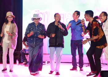 Gubernur Koster dan Ny. Putri Koster Berbaur Bersama Ribuan Masyarakat di Acara Bali DIGIFEST II 2023 di Pangung Art Center Denpasar