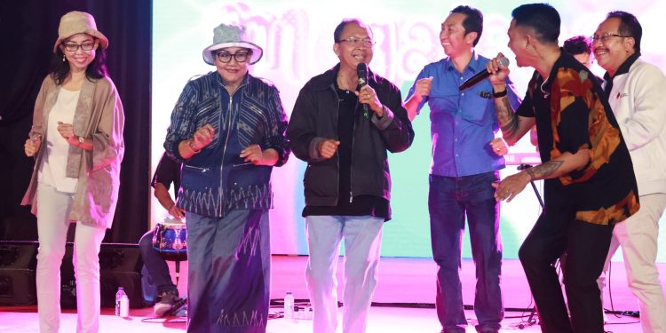 Gubernur Koster dan  Ny. Putri Koster Berbaur Bersama Ribuan Masyarakat di Acara Bali DIGIFEST II 2023 di Pangung Art Center Denpasar