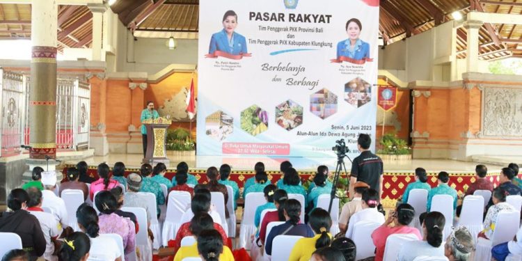 Berbelanja dan Berbagi TP PKK Provinsi Bali Ringan Tapi Bermanfaat, Ny. Putri Koster Bagikan 300 Paket Sembako di Klungkung