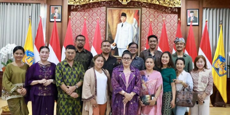 Ketua Dekranasda Provinsi Bali Ny. Putri Koster Mantapkan Koordinasi Pelaksanaan Fashion Show “Adi Warna Wastraloka”