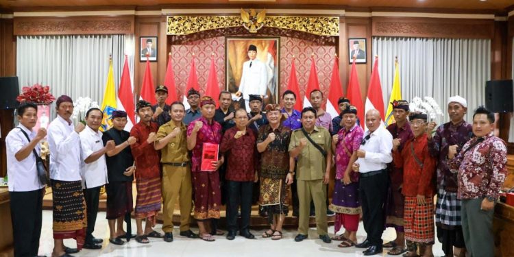 Perbekel, Bendesa Adat, Pengelola Hutan, Pemandu Wisata Dukung Kebijakan Gubernur Menjaga Kesucian Gunung