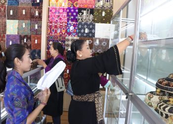 Ny. Putri Koster Pastikan Karya Pengrajin Bali “Ditempatkan” dengan Baik