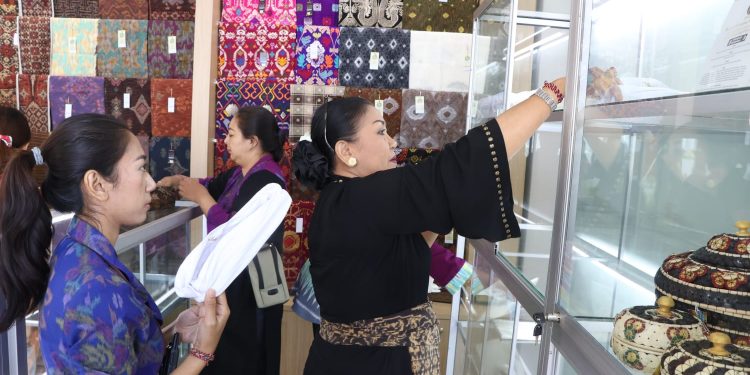 Ny. Putri Koster Pastikan Karya Pengrajin Bali “Ditempatkan” dengan Baik