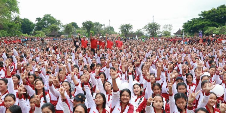 Puluhan Ribu Masyarakat Karangasem Antusias Berbaur Bersama Gubernur Koster di Pre – Event Creative Fun Walk Bali Digital Festifal II