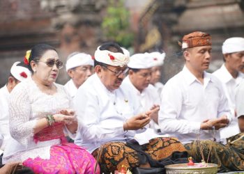 Wagub Cok Ace Matur Piuning Persiapan Pelaksanaan Piodalan Pertama Pasca Pandemi Covid-19 Pura Mandara Giri Semeru Agung Lumajang