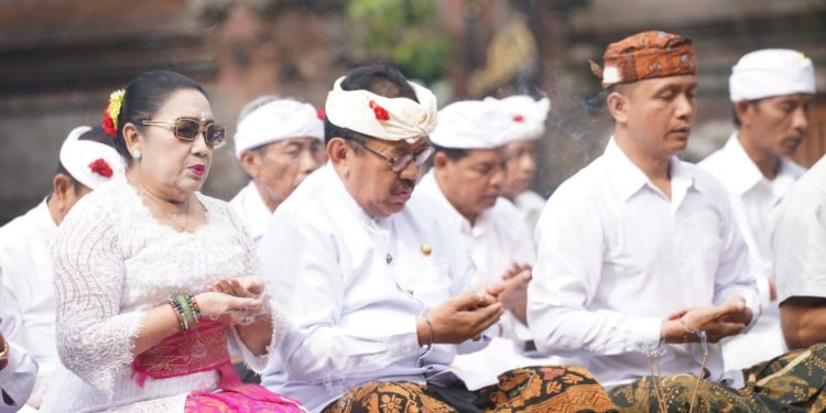 Wagub Cok Ace Matur Piuning Persiapan Pelaksanaan Piodalan Pertama Pasca Pandemi Covid-19 Pura Mandara Giri Semeru Agung Lumajang