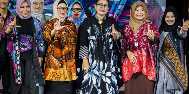 Tampilkan “Svarna Mahika”, Dekranasda Bali Ikuti LIMOFF 2023