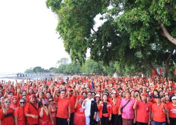 Senam Bersama Sunset Sporty Akbar di Lovina Ny Putri Koster Ajak Kaum Ibu Energik dan Bersemangat Demi Kemajuan NKRI