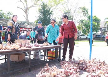 Ketua TP PKK Provinsi Bali Ny. Putri Koster dalam acara Pasar Rakyat “Berbelanja dan Berbagi” di Kabupaten Karangasem