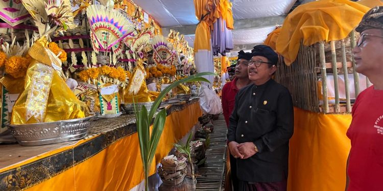 Bentuk Bhakti kepada Leluhur dan Gotong Royong, Wagub Cok Ace Apresiasi Rangkaian Karya Pitra Yadnya Banjar Adat Kutuh Kelod