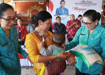 Belum Usai Ketua TP PKK Bali Ny. Putri Koster Lanjutkan Hari ke 2 Berbagi di Buleleng