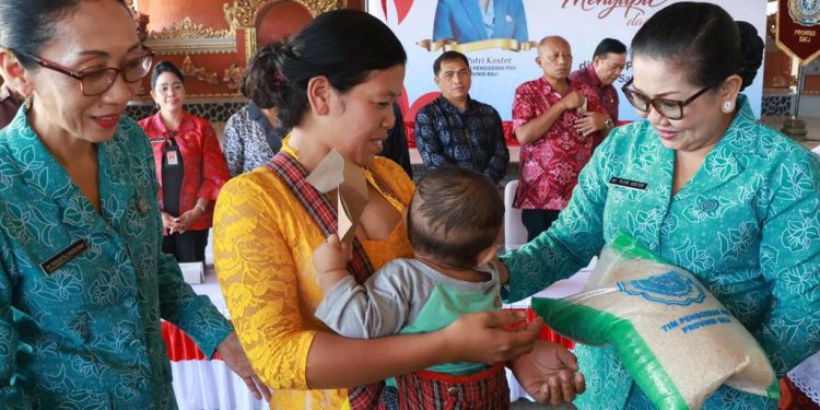 Belum Usai Ketua TP PKK Bali Ny. Putri Koster Lanjutkan Hari ke 2 Berbagi di Buleleng