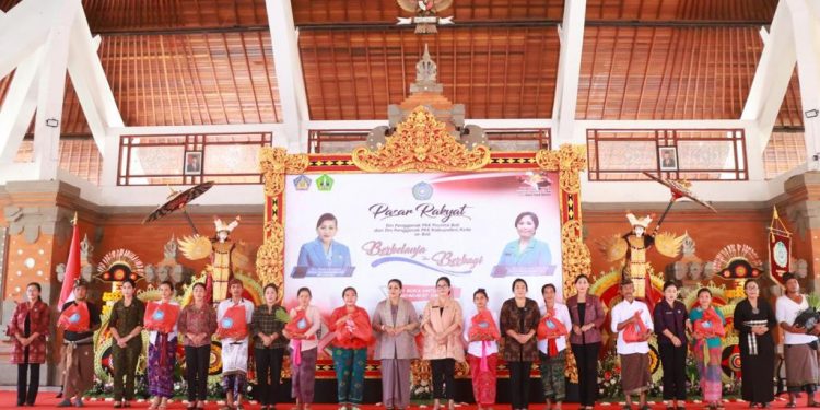 Ketua TP PKK Provinsi Bali Hadiri Pasar Rakyat “Berbelanja dan Berbagi” di Kabupaten Tabanan
