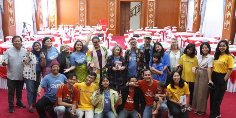 Ny. Putri Koster Menerima Kunjungan Teater Keliling Jakarta