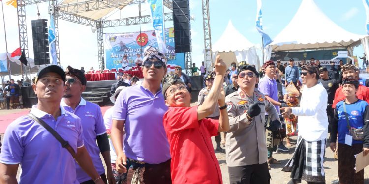Ratusan Pelayang Lokal, Nasional dan International Apresiasi Gubernur Koster Melestarikan Mainan Layangan Tradisional Bali di BKIF 2023