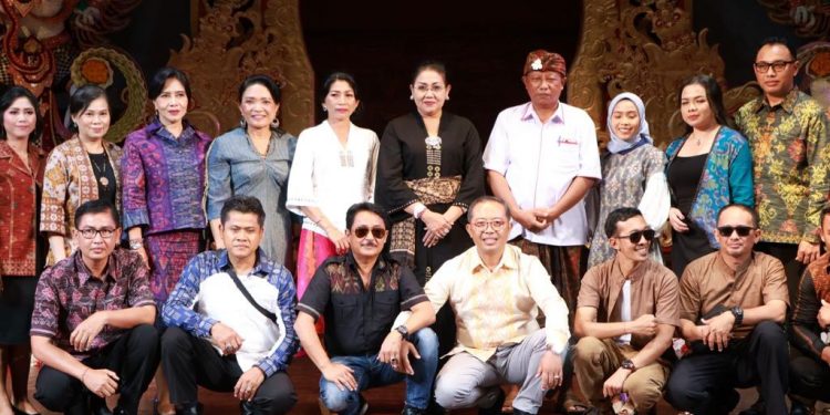 Ketua Dekranasda Bali Membuka Fashion Show Serangkaian Pembukaan Pameran IKM Bali Bangkit Tahap 6 Tahun 2023