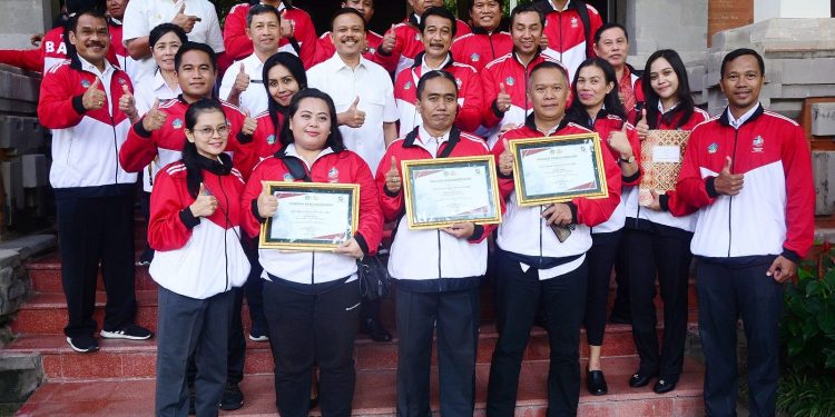 Sekda Dewa Indra Serahkan Bonus Bagi Peraih Medali PORNAS KORPRI