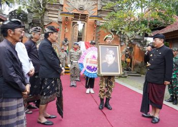Wagub Cok Ace Ikuti Prosesi Palebonan Tjokorda Gede Budi Suryawan di Ubud