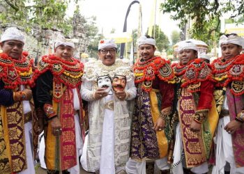 Puncak Karya Pujawali Pura Giri Semeru Agung Lumajang, Wagub Cok Ace Ngayah “Nyolahang” Topeng Dalem Sidakarya