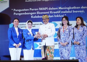 Kukuhkan DPD IWAPI Bali, Wagub Cok Ace Harapkan Partisipasi Aktif Sukseskan Program Pembangunan Pemerintah