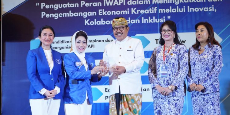 Kukuhkan DPD IWAPI Bali, Wagub Cok Ace Harapkan Partisipasi Aktif Sukseskan Program Pembangunan Pemerintah