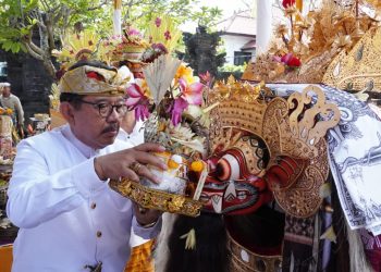 Wagub Cok Ace Laksanakan Prosesi Ngeratep di Pura Maha Widya Mandira UNHI Denpasar