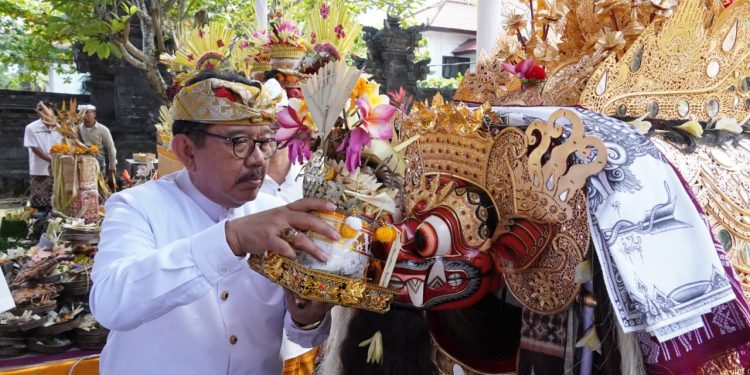 Wagub Cok Ace Laksanakan Prosesi Ngeratep di Pura Maha Widya Mandira UNHI Denpasar