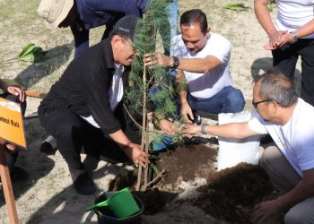 Hadiri Konservasi Terumbu Karang dan Mangrove di Mertasari, Wagub Cok Ace Apresiasi Berbagai Upaya Pelestarian Lingkungan