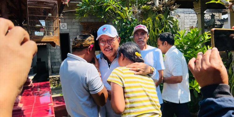 Sambangi Keluarga Korban Lift Jatuh di Ubud, Wagub Cok Ace Sampaikan Belasungkawa