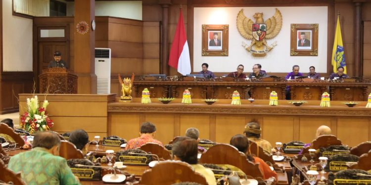 Wakili Gubernur Koster, Cok Ace sampaikan Tanggapan terkait Raperda Provinsi Bali tentang Perubahan APBD Semesta Berencana