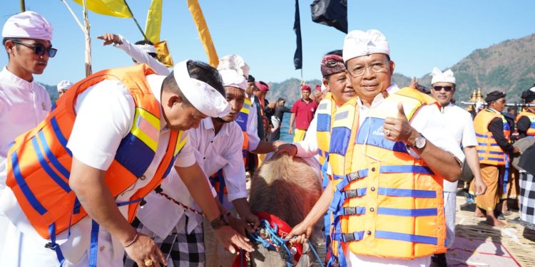 Wayan Koster Ikuti Prosesi Pakelem dan Nuwur Tirtha di Danau Batur